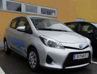 toyota_yaris_hybrid_life